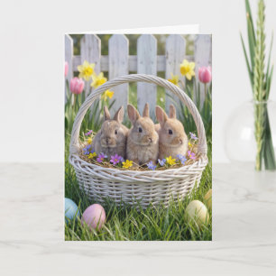 Tarjeta Conejos de Pascua en una cesta de mimbre en la hie