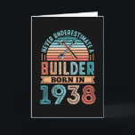 Tarjeta Constructor nacido en 1938 90th Birthday Gift Buil<br><div class="desc">Nunca subestimes a un Builder nacido en 1938. Regalo de cumpleaños 90 ideal para un trabajador de construcción de 90 años,  carpintero,  jinete,  yeso y tejado. Para hombres,  mujeres,  tu padre en el Día del Padre.</div>
