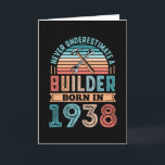 Tarjeta Constructor nacido en 1938 90th Birthday Gift Buil<br><div class="desc">Nunca subestimes a un Builder nacido en 1938. Regalo de cumpleaños 90 ideal para un trabajador de construcción de 90 años,  carpintero,  jinete,  yeso y tejado. Para hombres,  mujeres,  tu padre en el Día del Padre.</div>