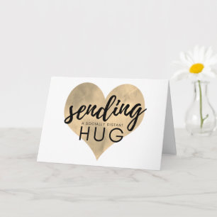 Tarjeta Corazón de oro envía un abrazo socialmente distant