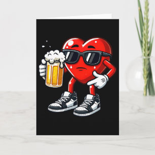Tarjeta Corazón Rojo Sosteniendo Taza de Cerveza Divertido