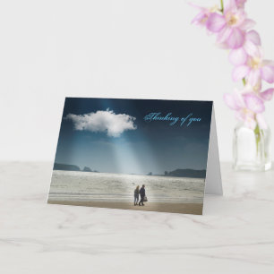 Tarjeta Corazones en una playa.