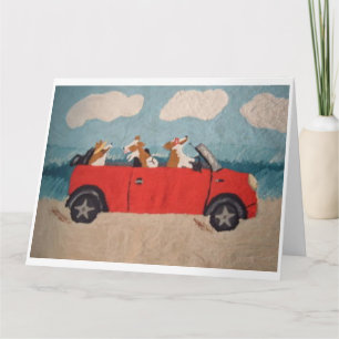 Tarjeta Corgis galeses en un convertible rojo en la playa