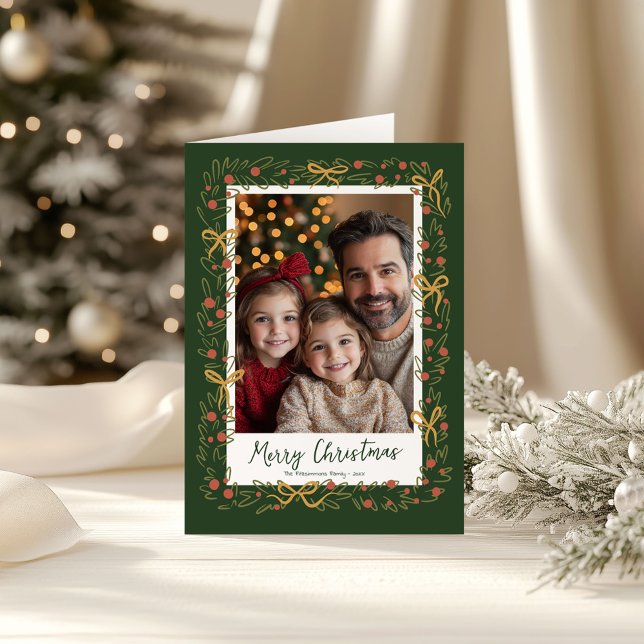 Tarjeta  Corona Dibujada a Mano & Lazos Elegantes Foto (Whimsical Christmas Wreath holiday family photo folded card)