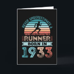 Tarjeta Corredora nacida en 1933 90th Birthday Gift Runnin<br><div class="desc">Nunca subestimes a un Runner nacido en 1933. Ideal regalo vintage de cumpleaños número 90 para los aficionados a las carreras de 90 años. A los hombres y mujeres que les encanta correr y correr les encantará esto para el día del padre o los navidades.</div>