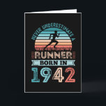 Tarjeta Corredora nacida en 1942 80th Birthday Gift Runnin<br><div class="desc">Nunca subestimes a un Runner nacido en 1942. Ideal regalo vintage de cumpleaños número 80 para los aficionados a las carreras de 80 años. A los hombres y mujeres que les encanta correr y correr les encantará esto para el día del padre o los navidades.</div>