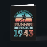 Tarjeta Corredora nacida en 1943 80th Birthday Gift Runnin<br><div class="desc">Nunca subestimes a un Runner nacido en 1943. Ideal regalo vintage de cumpleaños número 80 para los aficionados a las carreras de 80 años. A los hombres y mujeres que les encanta correr y correr les encantará esto para el día del padre o los navidades.</div>
