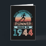 Tarjeta Corredora nacida en 1944: 80º cumpleaños, papá cor<br><div class="desc">Nunca subestimes a un Runner nacido en 1944. Ideal regalo vintage de cumpleaños número 80 para los aficionados a las carreras de 80 años. A los hombres y mujeres que les encanta correr y correr les encantará esto para el día del padre o los navidades.</div>