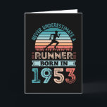 Tarjeta Corredora nacida en 1953 70th Birthday Gift Runnin<br><div class="desc">Nunca subestimes a un Runner nacido en 1953. Ideal regalo vintage de cumpleaños número 70 para los aficionados a las carreras de 70 años. A los hombres y mujeres que les encanta correr y correr les encantará esto para el día del padre o los navidades.</div>