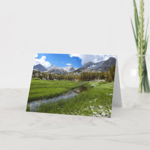 Tarjeta Creek rural y paisajes de montaña, en blanco en el