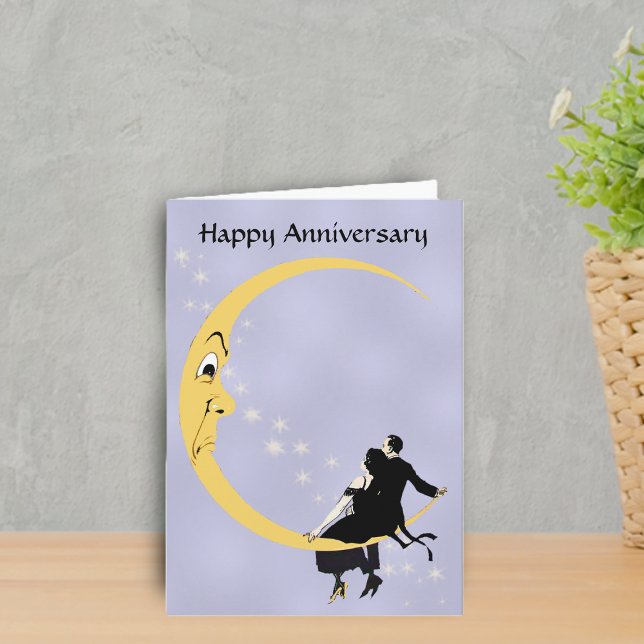 Tarjeta Crescent Moon Face Stars Pareja Aniversario (Couple sitting on angry crescent moon on blue Happy Anniversary Greeting card.)