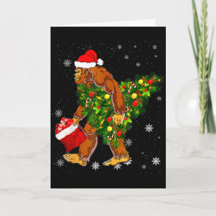 Tarjeta Creyente de Bigfoot llevando árbol de Navidad Sasq