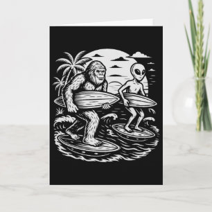 Tarjeta Criptid divertido Bigfoot alienígena surfeando pla