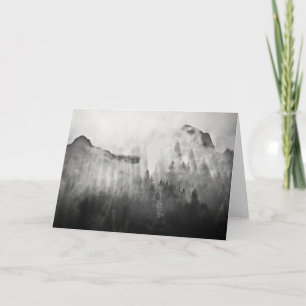 Tarjeta Cruz encima de las montañas de niebla