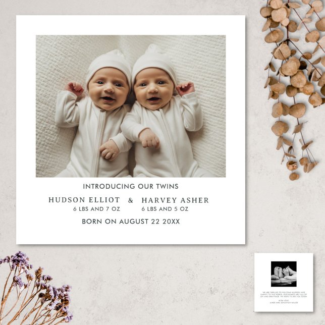 Tarjeta cuadrada Minimalista de mellizos de anunci (Modern minimalist birth announcement card for twins)