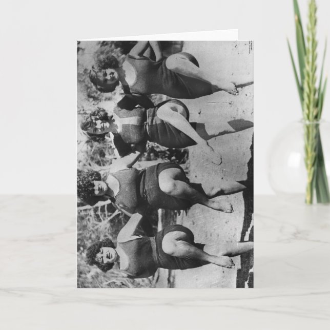 Tarjeta Cuatro mujeres en bañistas de la natación en el (Anverso)