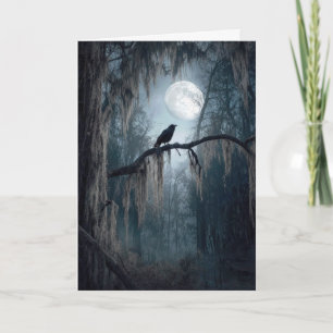 Tarjeta Cuervo de Halloween en un bosque espeluznante