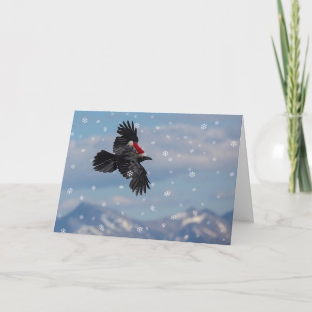 Tarjeta cuervo de Navidad volando sobre montañas nevadas (Anverso)