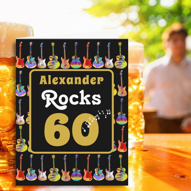Tarjeta Cumpleaños 60 Retro Groovy Guitarra Personalizada (Music lovers Guitar 60th birthday personalized name rocks 60 black and gold rock n roll folded card)