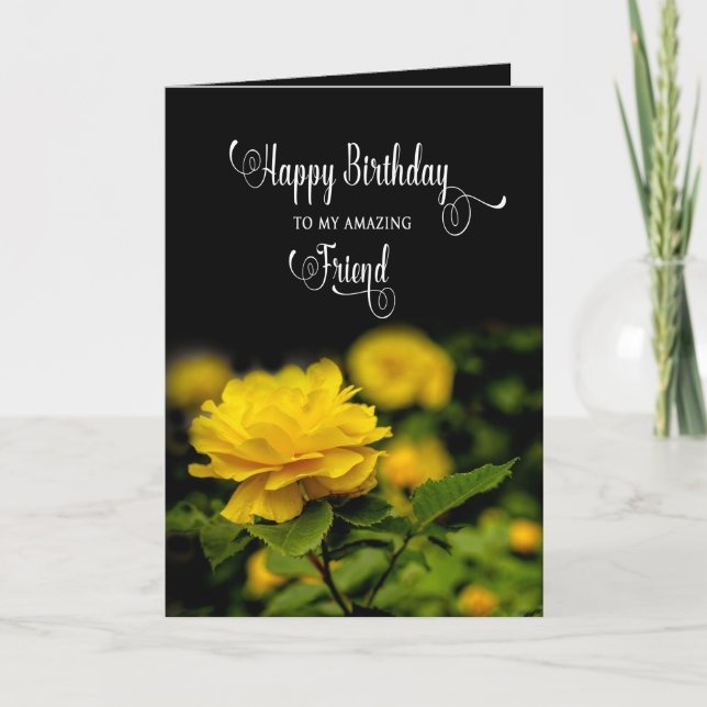 Tarjeta Cumpleaños, amigo, rosa amarilla en el jardín (Anverso)