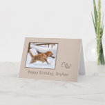 Tarjeta Cumpleaños, Brother, perro del golden retriever en<br><div class="desc">Las sombras del anillo marrón una imagen de un golden retriever persiguen el funcionamiento a través de la nieve en esta tarjeta de cumpleaños.  Los copos de nieve que caen añaden a una sensación hivernal de la imagen.   Usted puede alterar el interior para adaptarse a sus necesidades.</div>