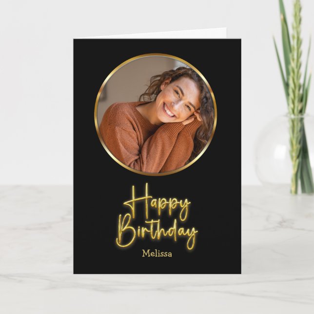 Tarjeta Cumpleaños con Foto Circular en Script Negro y Dor (Anverso)