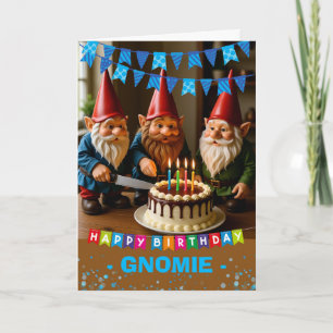 Tarjeta Cumpleaños cortando la torta con tus Gnomies
