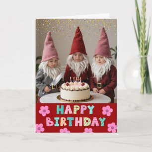 Tarjeta Cumpleaños cortando la torta con tus Gnomies