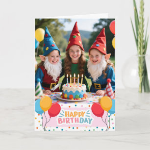 Tarjeta Cumpleaños cortando la torta con tus Gnomies
