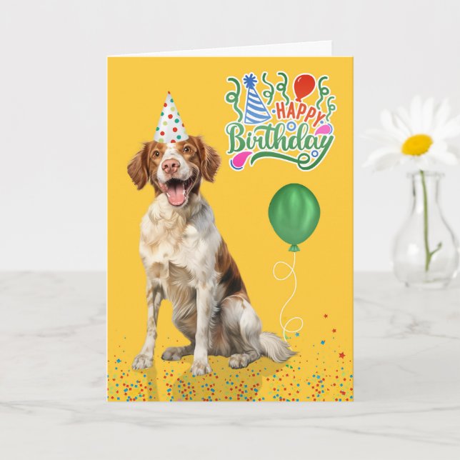 Tarjeta Cumpleaños de Brittany Spaniel con sombrero amaril (Planta pequeña)