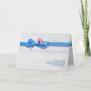 Tarjeta cumpleaños de daisy en polka dot ribbon