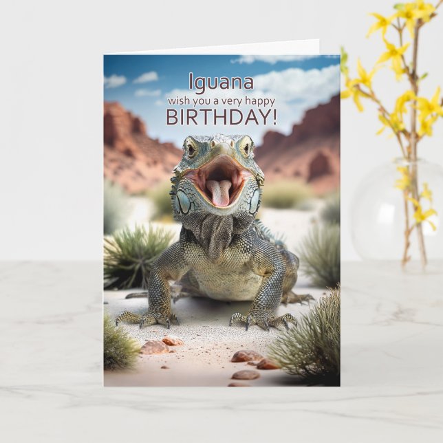 Tarjeta Cumpleaños de humor de reptil de Iguana te desea f (flor amarilla)