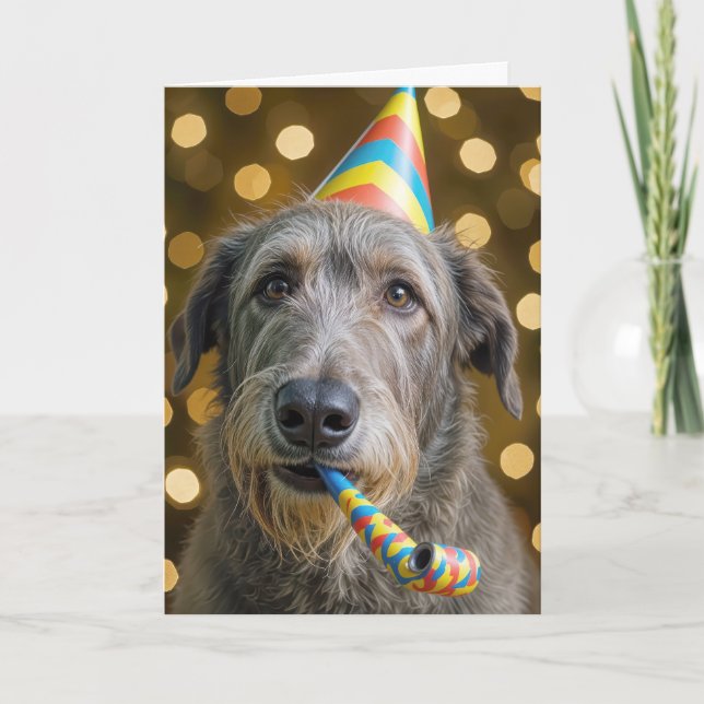 Tarjeta Cumpleaños de Irish Wolfhound con sombrero de fies (Anverso)