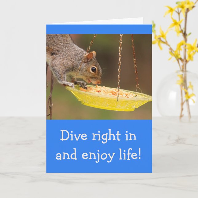 Tarjeta Cumpleaños de la ardilla del Snacking (flor amarilla)