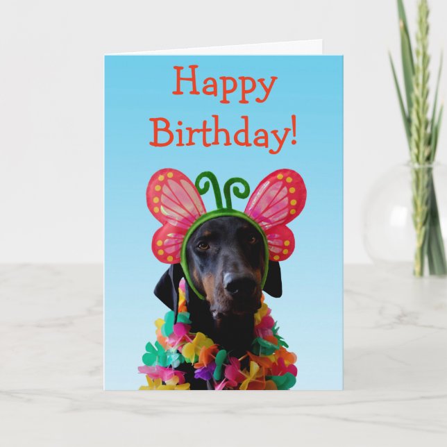 Tarjeta cumpleaños de mariposa de perro de Doberman (Anverso)