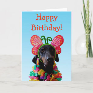 Tarjeta cumpleaños de mariposa de perro de Doberman