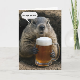 Tarjeta Cumpleaños de marmota envejeciendo con jarra de ce