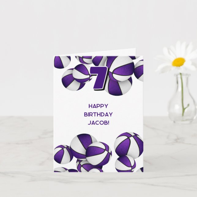 Tarjeta cumpleaños de niños con baloncesto blanco morado (Planta pequeña)
