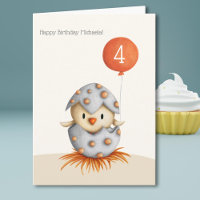 Cumpleaños de pájaro adorable que sale del cascaró