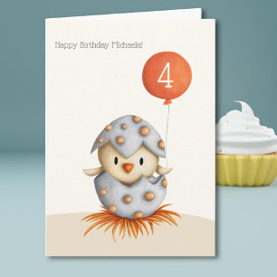 Tarjeta Cumpleaños de pájaro adorable que sale del cascaró