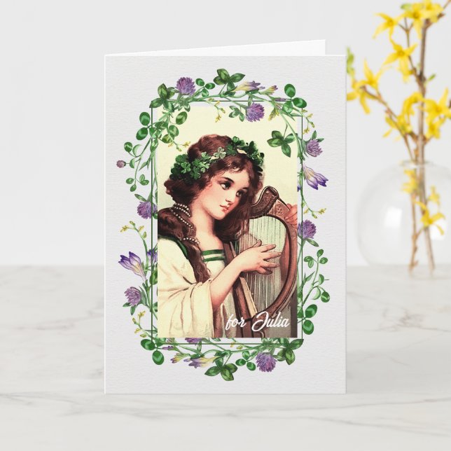 Tarjeta Cumpleaños de San Patricio. Chica irlandés con Har (flor amarilla)