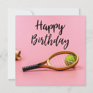 Tarjeta Cumpleaños de tenis con pelota y raqueta en rosa