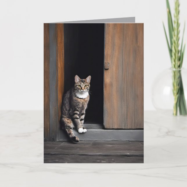 Tarjeta Cumpleaños de un gato tabby en la puerta de un gra (Anverso)