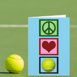Tarjeta Cumpleaños de un jugador de tenis amante de la paz<br><div class="desc">Señal de paz,  corazón,  y una pelota de tenis en una tarjeta azul para un tenista en su cumpleaños. Personalizar con su propio mensaje de cumpleaños u otro texto dentro.</div>