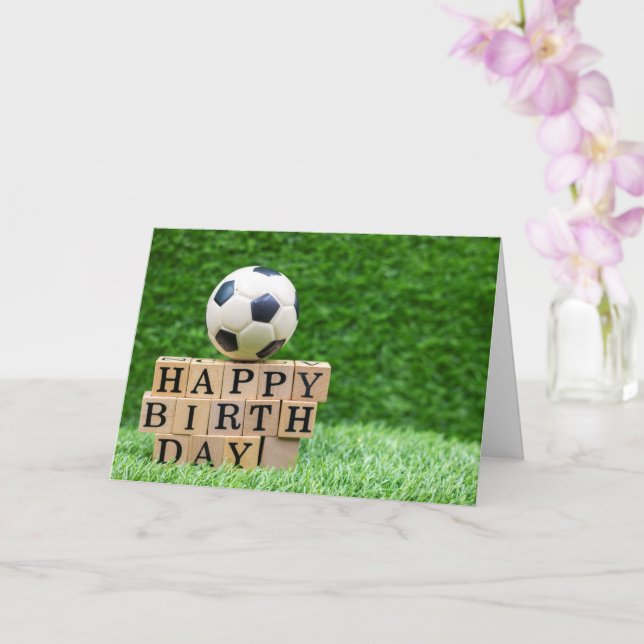 Tarjeta Cumpleaños del fútbol con la pelota y palabra de c (Orquídea)