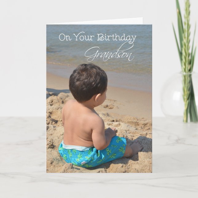 Tarjeta Cumpleaños del nieto, niño en la playa (Anverso)