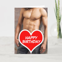 Cumpleaños del pecho desnudo del hombre feliz
