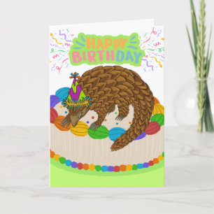 Tarjeta Cumpleaños lindo con Pangolin y pastel colorido