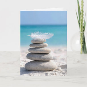 Tarjeta Cumpleaños Pluma Blanca en un Cairn de Playa con C