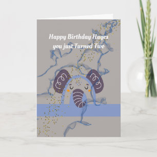 Tarjeta Cumpleaños por dos años. Niño viejo con elefante
